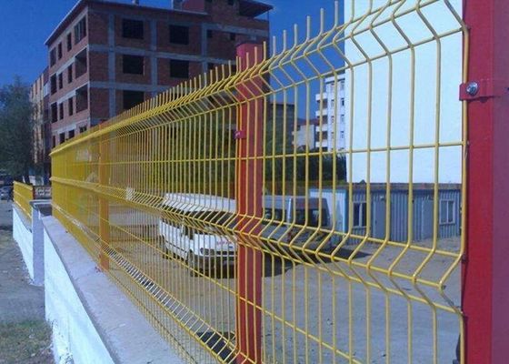 چین جوش داده شده باغ مش نرده 50 * 200 / خم سیم مش PVC پوشش داده شده است تامین کننده